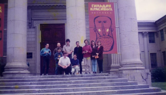 Арт-группа «Гильдия красивых» у входа в Сочинский художественный музей им. Д.Д. Жилинского. Выставка «Детство. Отрочество. Юность». 1997 год &copy;&nbsp;Фото архивного фонда &laquo;Художественная среда Сочи&raquo;