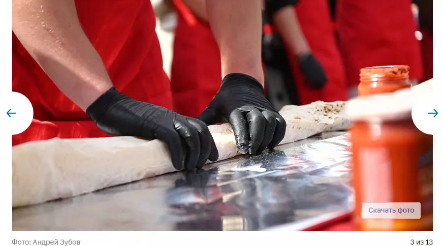 Процесс приготовления шаурмы длиной 21,11 метра на фестивале «Маёвка 2025» в Краснодаре 1 мая 2025 г. &copy;&nbsp;Скриншот публикации на сайте мэрии Краснодара, Krd.ru