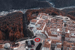 Роспись Покраса Лампаса на площади «Курорта Красная Поляна» © Фото Дениса Бычковского