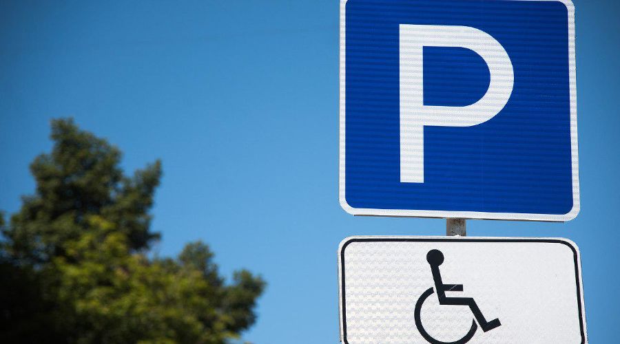 Парковка с местами для инвалидов © Елена Синеок, ЮГА.ру