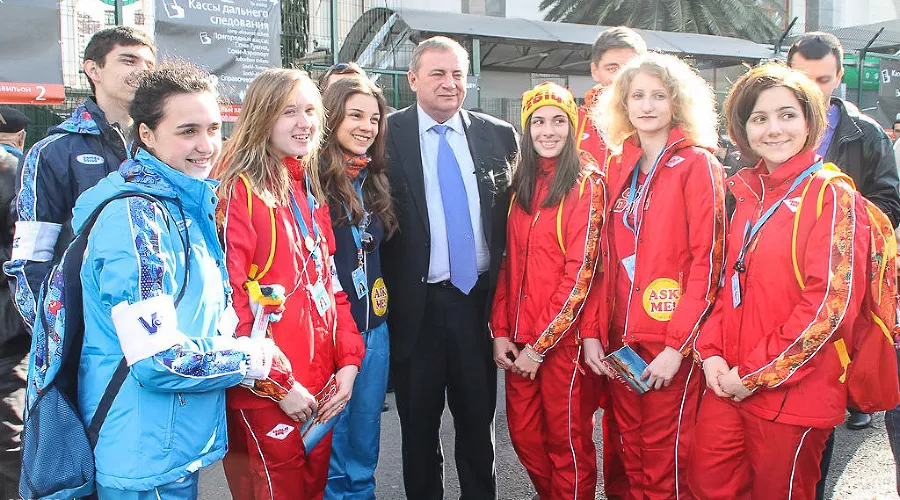 Глава Сочи Анатолий Пахомов и волонтеры &copy;&nbsp;Юлия Баранова, ЮГА.ру