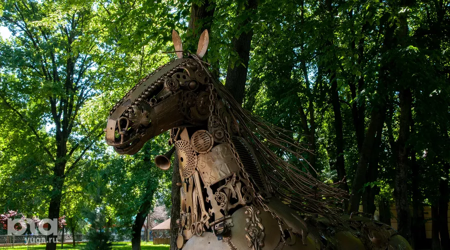 Скульптура «Механическая кобыла» в Молодежном сквере &copy;&nbsp;Фото Дмитрия Пославского, Юга.ру