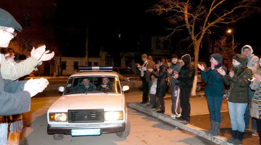 Флешмоб "Белая лента" у ворот РОВД Центрального округа Краснодара &copy;&nbsp;Владислав Щеколдин