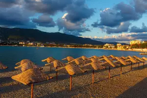 Пляж в Геленджике &copy;&nbsp;Фото aleksnt, freepik.com