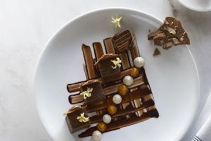 Слоеный кофейный десерт с абрикосовым пюре и орехом пекан, блюдо Мэттью Кенни © Фото предоставлено организаторами гастрономического фестиваля IKRA