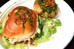 Томленый ягненок на сдобной булочке с картофелем под грузинским соусом с инжиром &copy;&nbsp;Фото Марины Солошко, Юга.ру