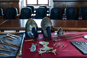 Сабли VIII-IX веков н. э. — одни из самых поздних предметов, изъятых у черных копателей. Они прикрепили к клинкам сабель рукоятки из дерева и серебра, чтобы сделать что-то вроде казачьей шашки. Со шлемов полностью счищена патина &copy;&nbsp;Фото Юли Шафаростовой, Юга.ру