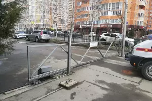 Заграждения, препятствующие проезду пожарной техники &copy;&nbsp;Фото пресс-службы администрации Краснодара