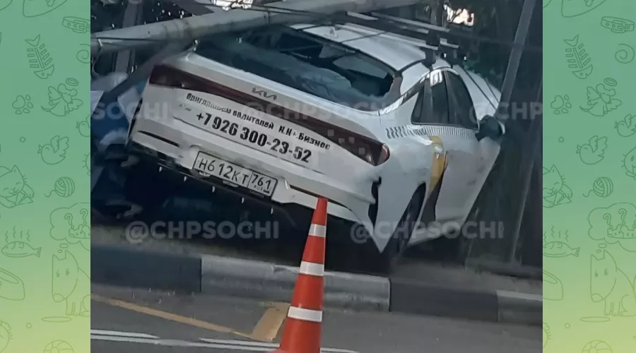 Последствия ДТП в Сочи, в районе Зелёной рощи, 2 января 2023 г. &copy;&nbsp;Скриншот видео телеграм-канала &laquo;ЧП Сочи&raquo;, t.me/chp_sochi