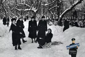 Гуляния в сквере им. К.Е. Ворошилова, зима 1956–1957 &copy;&nbsp;Фото из семейного архива И.Гайдашева, myekaterinodar.ru