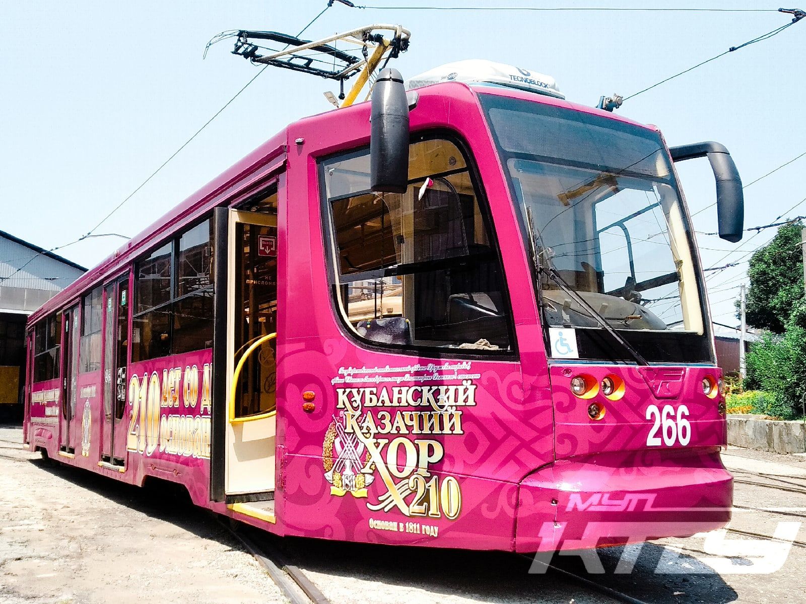 Трамвай, раскрашенный в честь 210-летия Кубанского казачьего хора © Фото пресс-службы МУП «КТТУ»
