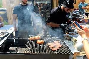 На гриле поджариваются булочки и брискет для бургера &copy;&nbsp;Фото Марины Солошко, Юга.ру
