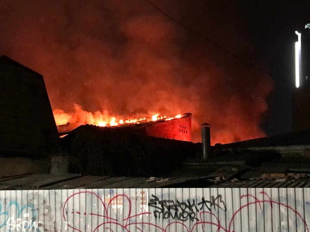 пожар на в краснооктябрьском районе вчера. пожар в санкт-петербурге. пожары в красном поселке в 2020 году. пожар в навли красных партизан. пожар красный треугольник.