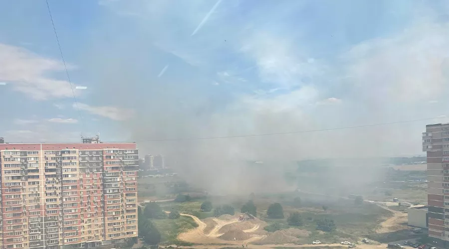 Сухая трава загорелась в 200 метрах от жилых домов в Краснодаре &copy;&nbsp;Фото Алены Христюк
