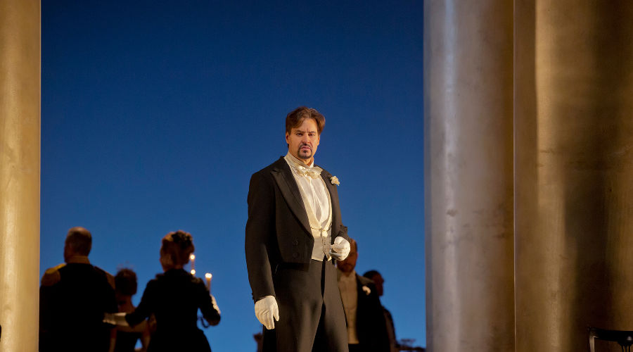 Кадр из оперы «Евгений Онегин» © Фото с сайта www.theatrehd.ru