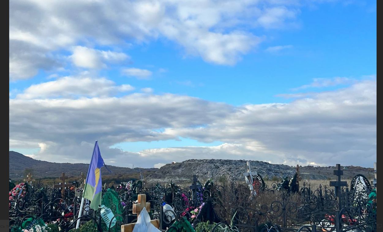 Кладбище на горе Щелба с видом на мусорный полигон © Скриншот фото из телеграм-канала «Моя Борисовка», t.me/joinchat/E6Ewm7O51qwlQ1vf
