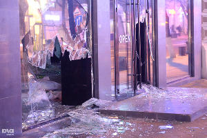 В центре Краснодара пьяный мужчина разбил витрину © Михаил Ступин, ЮГА.ру