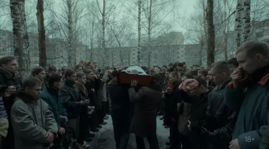 Кадр из трейлера к фильму «Слово пацана. Кровь на асфальте» &copy;&nbsp;Скриншот с сайта https://www.youtube.com/watch?v=6jw7j1FEx80&embeds_referring_euri=https%3A%2F%2Fwww.yuga.ru%2F&source_ve_path=MTc4NDI0