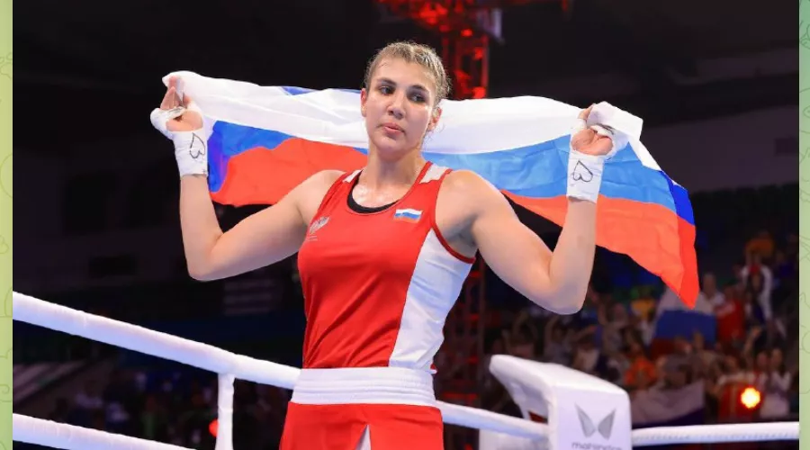 Анастасия Демурчян празднует победу в чемпионате мира по боксу 2023 года &copy;&nbsp;Скриншот фото в телеграм-канале Федерации бокса России, T.me/RussianBoxers