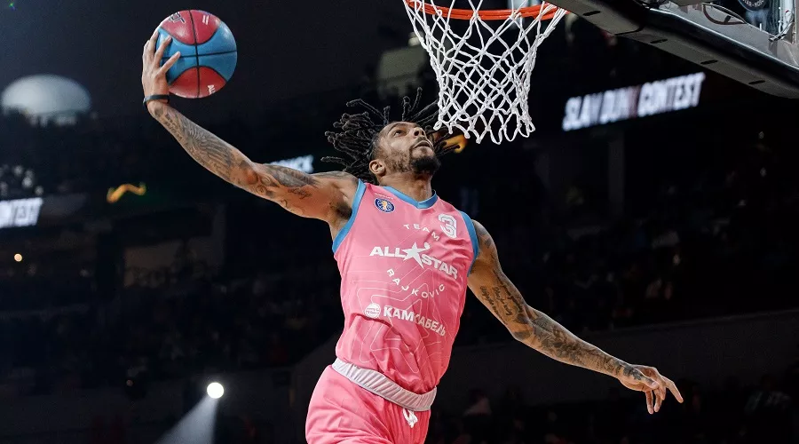 ДеВон Акун-Пёрселл участвует в конкурсе бросков сверху Матча Всех Звезд Единой лиги ВТБ-2024 &copy;&nbsp;Пресс-служба ПБК &laquo;Локомотив-Кубань&raquo; для Юга.ру