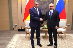 Анатолий Бибилов и Владимир Путин &copy;&nbsp;Фото пресс-службы Кремля