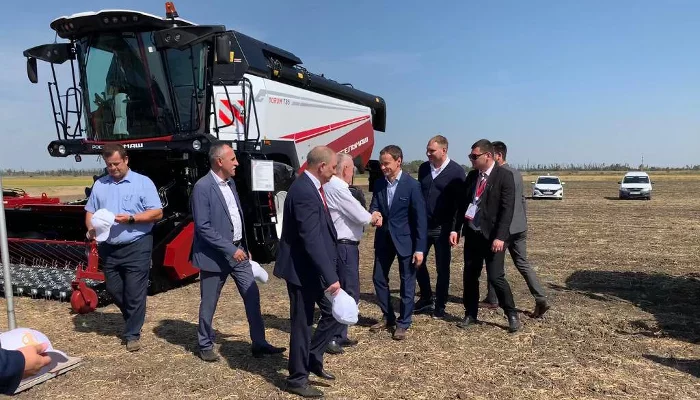 Осмотр техники Ростсельмаш на Дне поля риса 15.09.2023 г. &copy;&nbsp;Фото пресс-службы компании &laquo;Югпром&raquo;