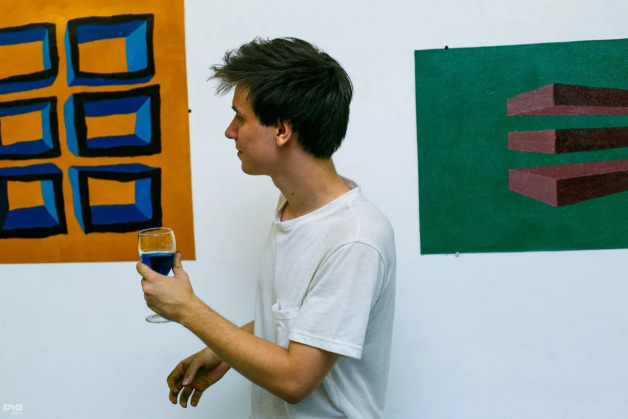Художник Максим Алехин с бокалом синей жидкости в руке &copy;&nbsp;Фото Дениса Яковлева, Юга.ру