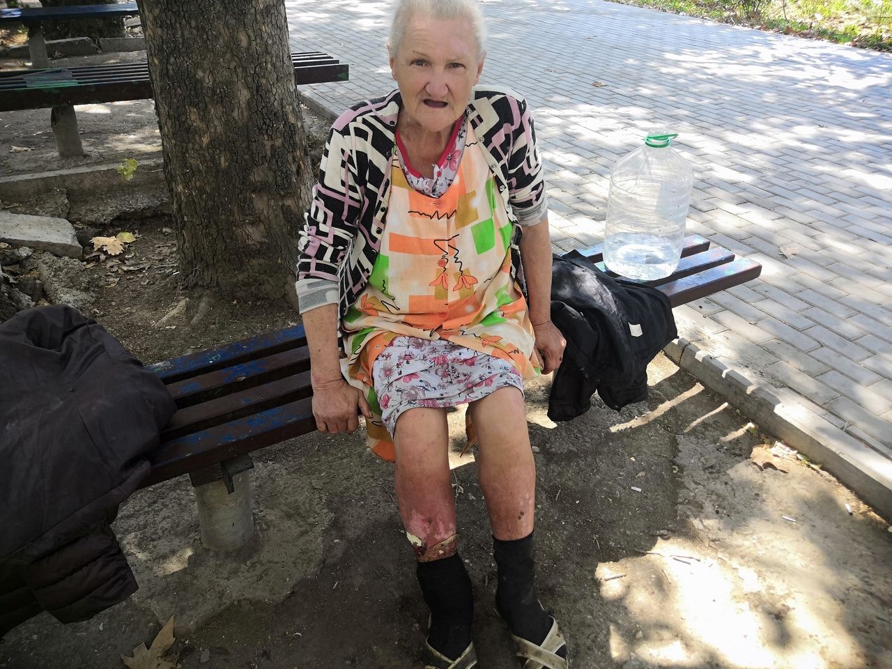 Бабушка бомж. Пенсионерки на скамейке.