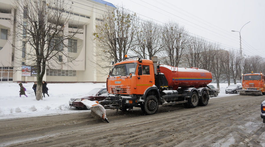 Уборка снега в Майкопе © Фото с сайта maikop.ru
