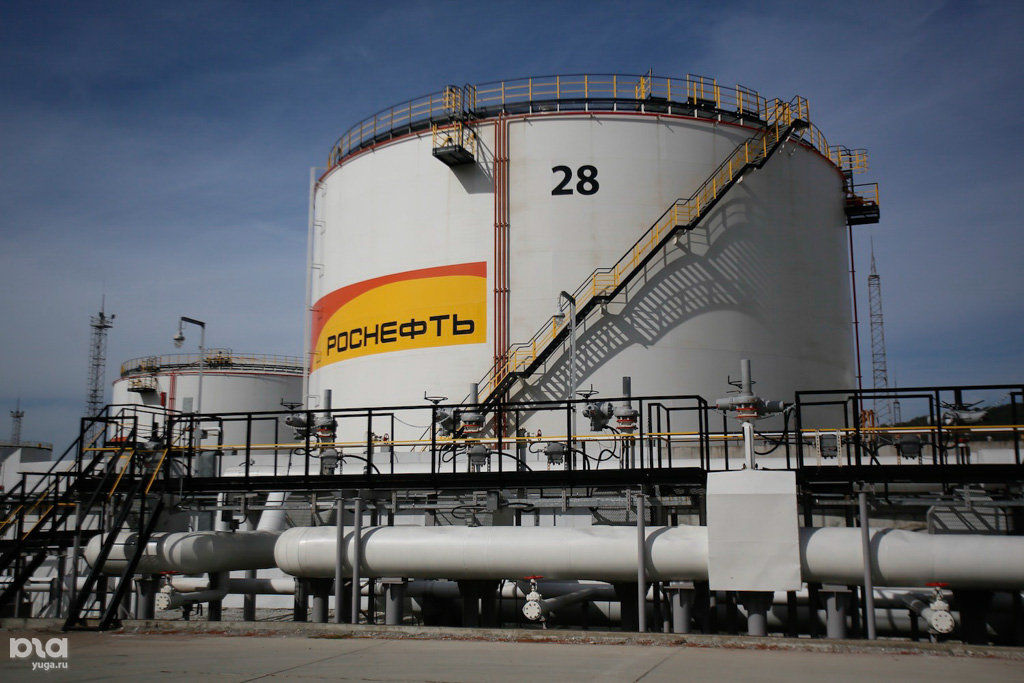 Масло м10дм роснефть. Нпз туапсе резервуарный парк. Нефтяные резервуары роснефть. Нефтепродукты роснефть. Нефтебаза роснефть архангельск.