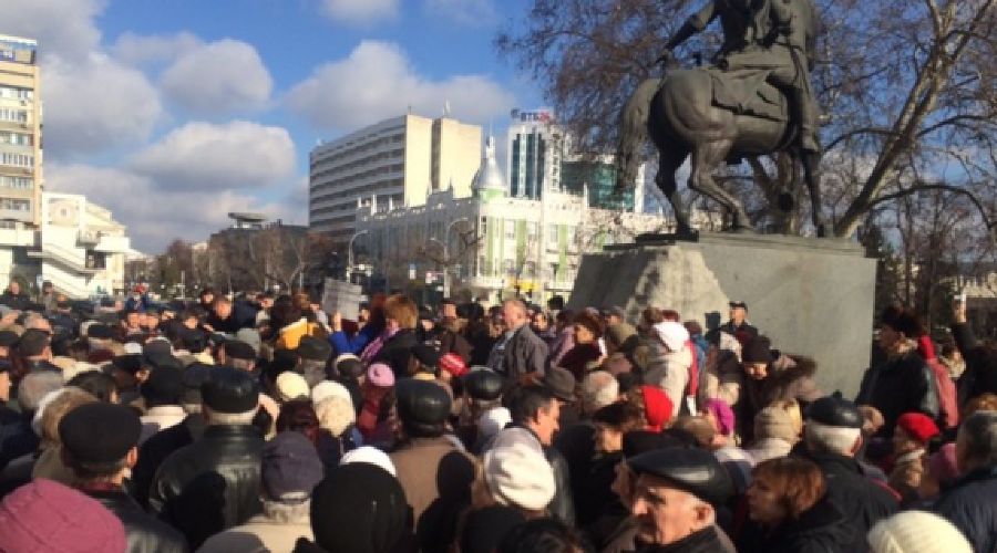 пенсионеры в Краснодаре митингуют против отмены льгот за проезд &copy;&nbsp;Инстаграм депутата Госдумы РФ Сергея Обухова