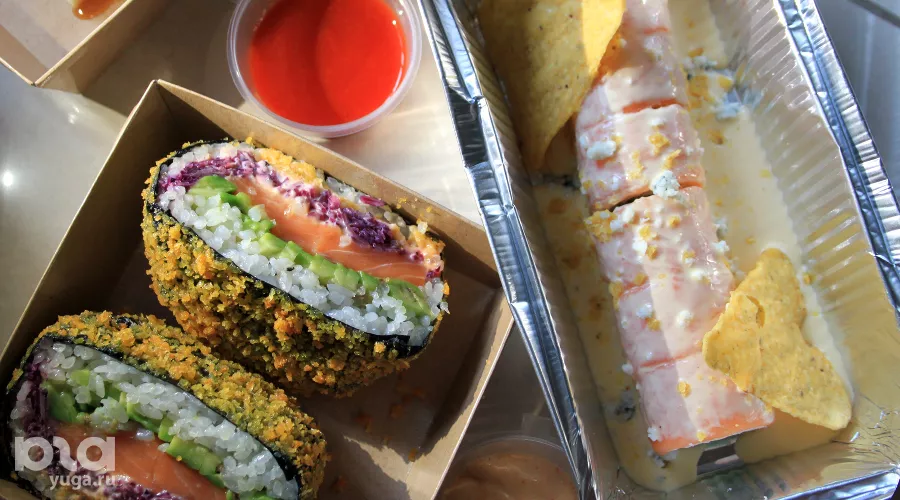 Суши-бургер и роллы Cheesy killer в «Gorilla by Баста» &copy;&nbsp;Фото Марины Солошко, Юга.ру