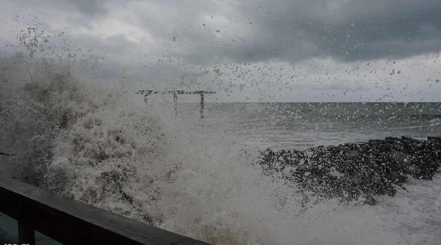 На черноморском побережье Краснодарского края и в Крыму объявили штормовое предупреждение