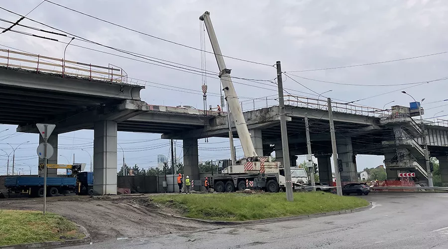 2 мая 2025 года ремонтники демонтировали первый из пролетов на Тургеневском мосту &copy;&nbsp;Фото Антона Быкова, Юга.ру