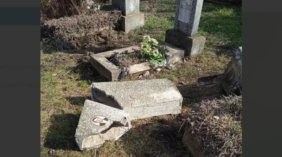 Разрушенный памятник  &copy;&nbsp;Скриншот телеграм-канала https://t.me/severskiyrayon/3034