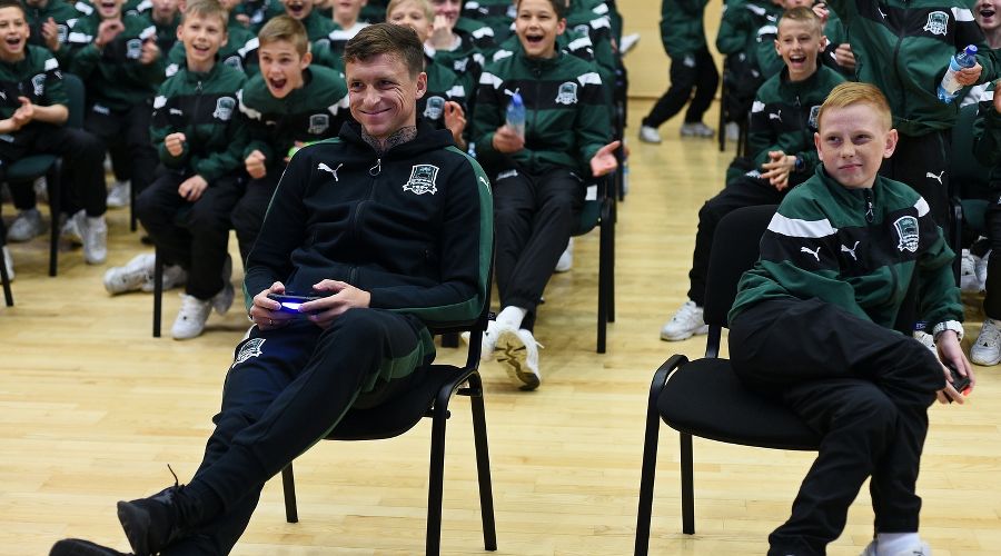 Первенство Академии ФК «Краснодар» по игре FIFA 17. Павел Мамаев © Фото с официального сайта ФК «Краснодар», fckrasnodar.ru