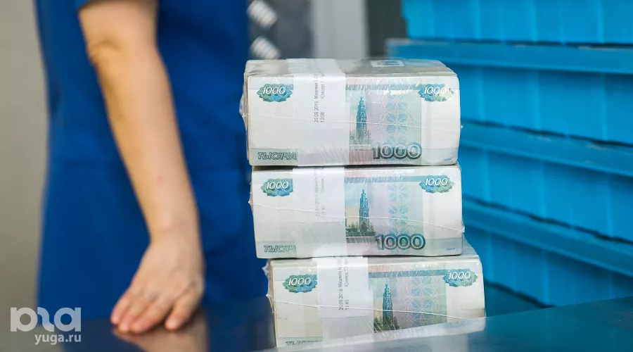 Работники кассового подразделения проверяют целостность упаковки и укладывают банкноты в кассеты &copy;&nbsp;Фото Елены Синеок, Юга.ру