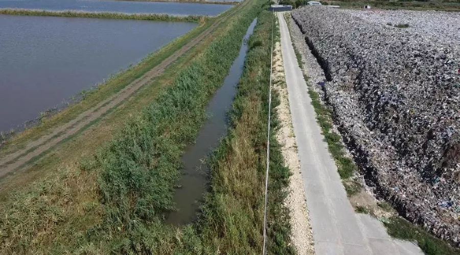 Оросительный канал и мусорный полигон в Полтавской &copy;&nbsp;Фото предоставлено Юга.ру Натальей Горяевой