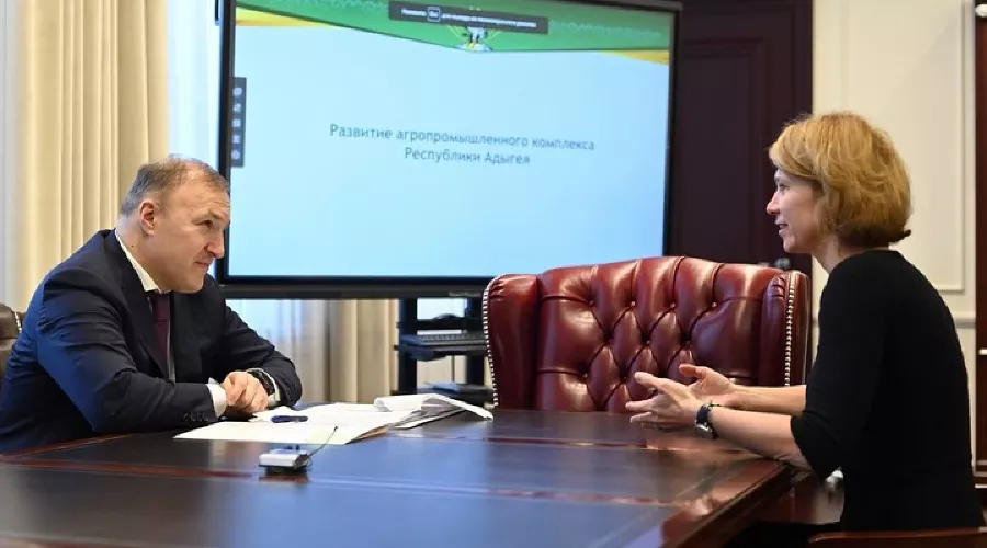 Глава Адыгеи Мурат Кумпилов и первый заместитель Минсельхоза России Оксана Лут &copy;&nbsp;Фото Алексея Гусева