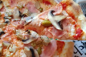 Пицца &laquo;4 стагиони&raquo; в &laquo;Антонио&raquo; &copy;&nbsp;Фото Марины Солошко, Юга.ру