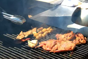 Перепел, картофель и хлеб на гриле &copy;&nbsp;Фото Марины Солошко, Юга.ру