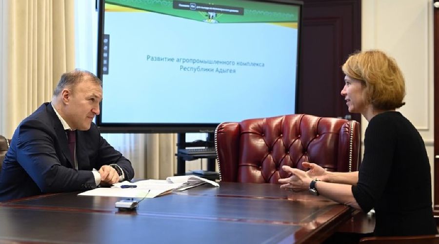 Глава Адыгеи Мурат Кумпилов и первый заместитель Минсельхоза России Оксана Лут © Фото Алексея Гусева