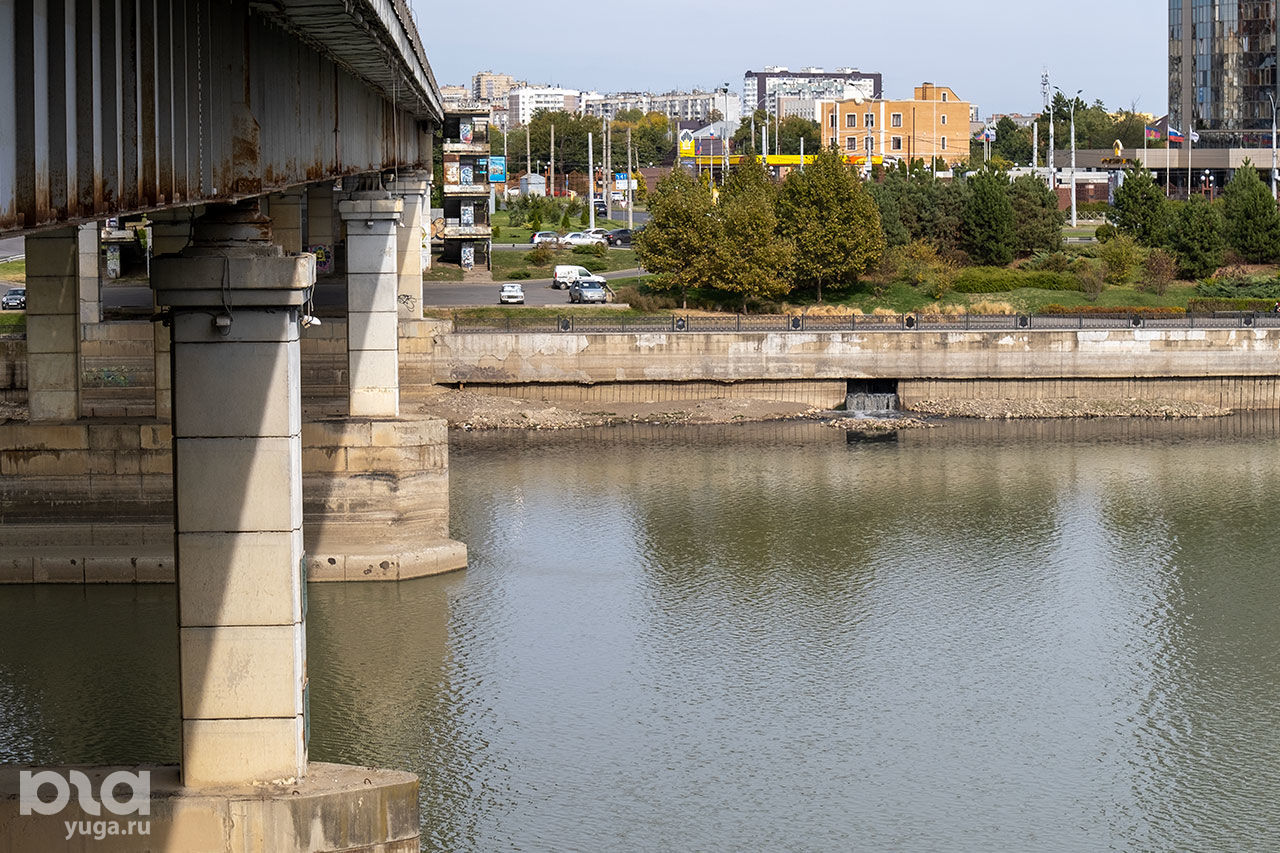 Канализационные стоки вокруг Тургеневского моста © Фото Александра Гончаренко, Юга.ру
