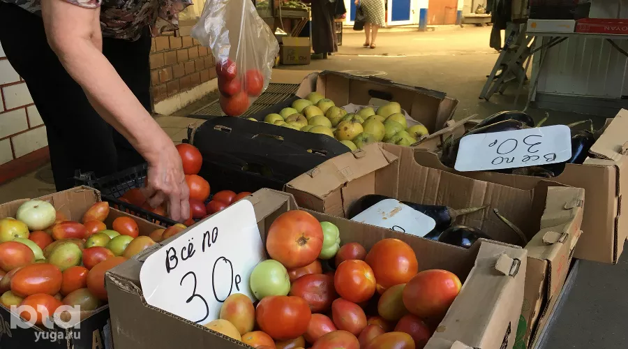Развал уцененной еды на входе в Кооперативный рынок с Коммунаров 15.8.2023 &copy;&nbsp;Фото Александра Гончаренко, Юга.ру