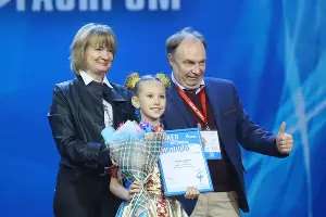 Иван Жиганов и Ольга Юдахина с Татьяной Тарохиной, которая стала лауреатом второй степени в номинации «вокал эстрадный» &copy;&nbsp;Фото Александра Старкова