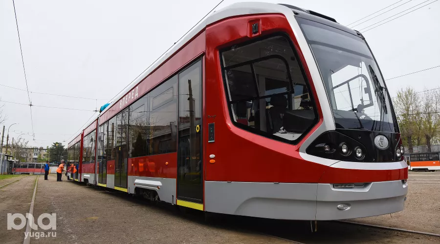 Новый трехсекционный трамвай "Витязь"  &copy;&nbsp;Елена Синеок, ЮГА.ру