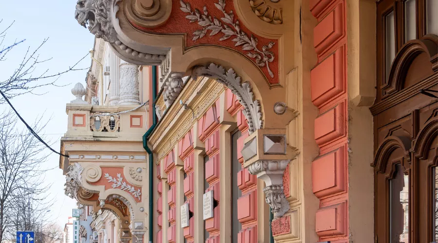 Историческое здание на улице Красной &copy;&nbsp;Фото Gutaper, freepik.com