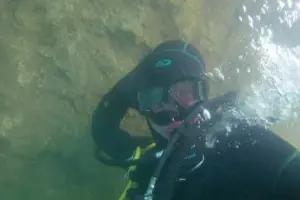 Дайвер под водой &copy;&nbsp;Фото из архива экспедиции, предоставил Юрий Кашин