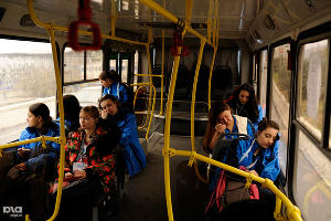 Ксения Иванова и другие волонтеры едут на автобусе в "Айсберг". &copy;&nbsp;Михаил Мордасов, ЮГА.ру