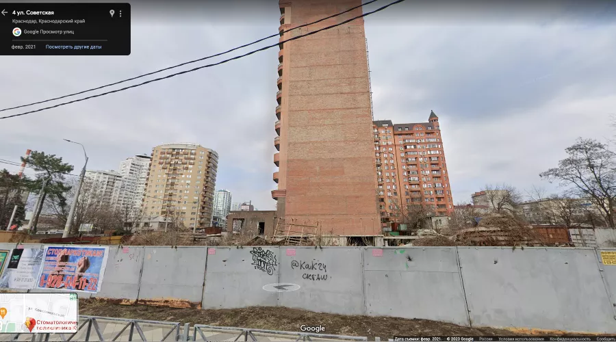 ЖК «Кларисса», вид сбоку с улицы Советской &copy;&nbsp;Скриншот сервиса &laquo;Google Карты&raquo; с сайта google.com/maps/, дата съемки февраль 2021 г.